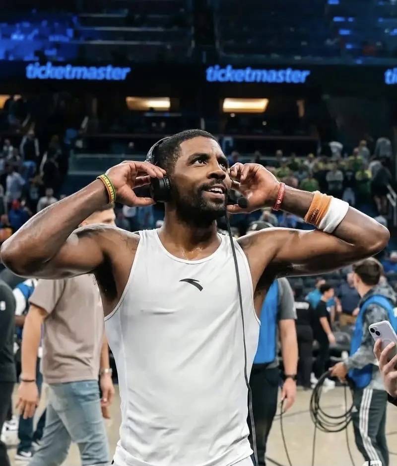 NBA ：欧文接受采访时表示，球员签约的合同不应公开，这样对球员不好